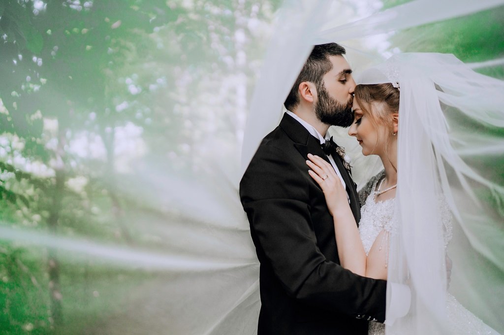Men Attract Women About Feminity